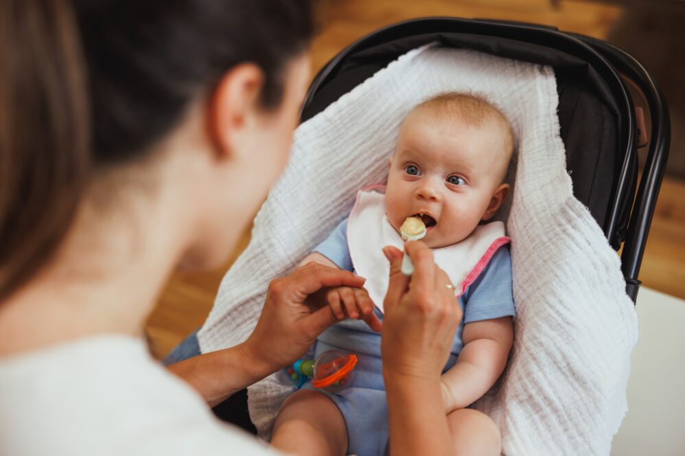 “Introducing Solids: A Stress-Free Guide to Baby’s First Foods”